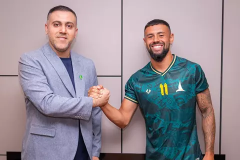 انضم لمعسكر هولندا.. الخليج السعودي يعلن التعاقد مع جناح أيك أثينا